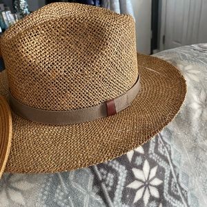 Straw hat breathable great for protecting your skin on hot sunny days. Size med